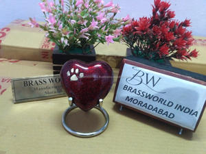 Urne de crémation pour animaux de compagnie en forme de coeur par Brassworld India Mémorial à empreintes de pattes multiples pour chiens et chats Fournitures funéraires - Product Image 3