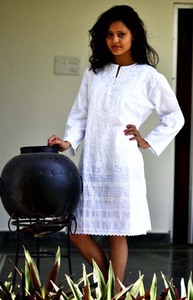 Tunique Kurta longue blanche brodée pour femme - Product Image 2