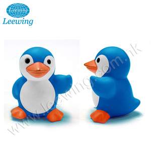 Vente chaude Fabricant de jouets en plastique OEM ODM PVC sans phtalates Jouet de bain miniature personnalisé en forme d'animal pingouin qui couine pour enfants - Product Image 1