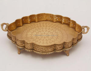 Plateau en métal en laiton antique avec poignées florales Vaisselle décorative écologique pour la maison et la cuisine Fourniture en gros - Product Image 1