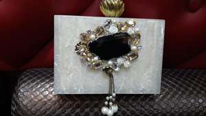 Bolso de mano hecho a mano de resina de Calidad única para mujeres y niñas bolso de fiesta de boda a precio asequible por LUXURY CRAFTS - Product Image 3