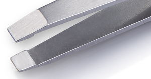 Pinza para Cejas NGHIA Superb Export T-04 de Acero Inoxidable Plateado con Acabado Gris de 95.5mm de Longitud - Product Image 2