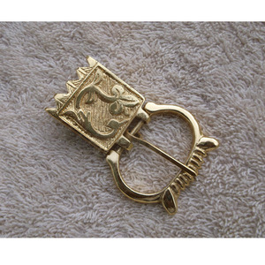 เข็มกลัดทองเหลืองสไตล์ยุคกลาง/ไวกิ้ง รุ่น Crown of Glory สำหรับเข็มขัดผู้ชาย ลายเสือ รุ่น TT-1101 - Product Image 1