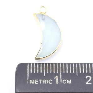 Calcédoine Aqua avec pendentif en forme de lune plaqué or - Product Image 3