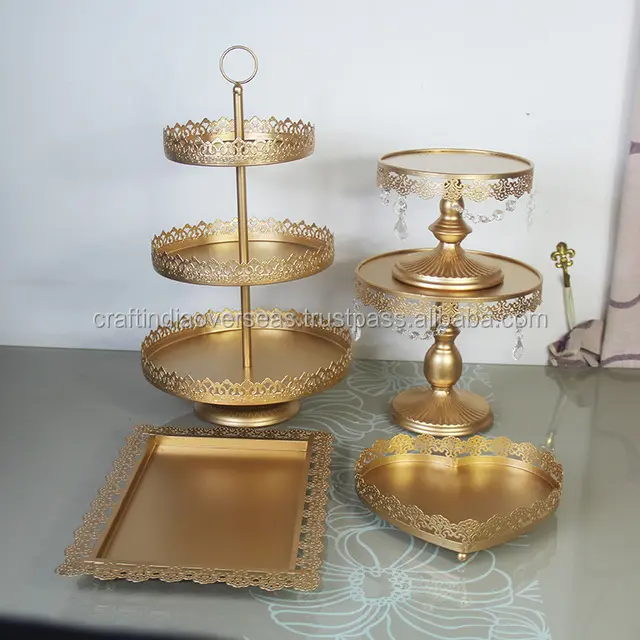 Gold Cake Stand 5 Stück mit hängenden Kristallen mit Herz und rechteckigem Tablett Indien