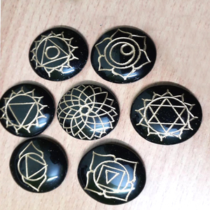 Chakra d'obsidienne noire gravé doré d'Inde - Product Image 1