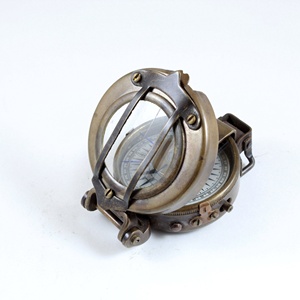 เข็มทิศนำทางทองเหลืองโบราณแบบเก่าพร้อมเคสหนังของขวัญแปลกใหม่สำหรับผู้ที่ชื่นชอบโลหะและโลหะผสม - Product Image 5