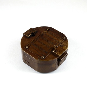 Brújula Náutica de latón antiguo vintage de 3 pulgadas con caja de madera con acabado circular sinusoidal natural, modelo Brunton hecho de aleación - Product Image 1