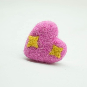 Corazón brillante de fieltro de FCS-017 para decoraciones, hecho de lana ecológica de Nueva Zelanda, fieltro por mujeres nepalesas artesanas de nepalí - Product Image 6