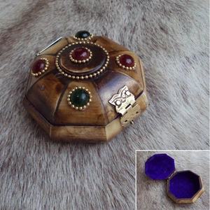 Joyero de hueso único octogonal, caja de almacenamiento natural de joyería hecha a mano para anillos, pendientes y accesorios - Product Image 1