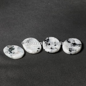 Piedra de Agate para la Ansiedad |   Obra de Arte Coleccionable Tallada y Grabada con Motivos de Feng Shui sobre el Amor - Product Image 1
