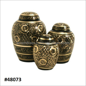 Grabado de flores Domptop de latón de metal macizo con urna de cenizas humanas de cremación floral con acabado negro dorado - Product Image 2