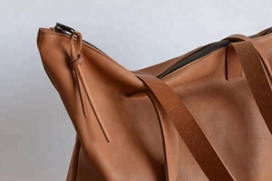 กระเป๋าหนังสีน้ำตาลอ่อนขนาดใหญ่ มีซิปและซับใน กระเป๋าหนังทำมือ กระเป๋าหนังมินิมอล AV-0007 - Product Image 2