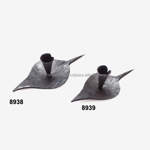 Candelabro de pared forjado a mano de hoja y tornillo - Product Image 1