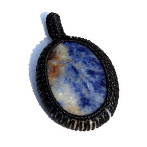 Pendentif en sodalite cabochon de forme ovale avec cordon en macramé - Product Image 3