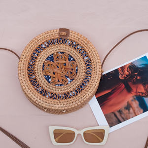 กระเป๋าสะพายไหล่หวายบาหลีลายวินเทจไม่ซ้ำใคร ขนาด 20x8 ซม. ทรงกลม สายเดี่ยว เปิดปิดแบบเปิด แฟชั่นนำเข้าจากเวียดนาม - Product Image 1