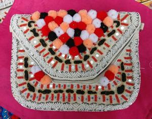 Pochette de soirée pour femme avec perles et pompon, en matériaux écologiques, multicolore, vente en gros - Product Image 2