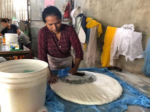 Cueva de gato de fieltro de lana de Nueva Zelanda respetuosa con el medio ambiente, cama para mascotas con patrón sólido hecho a mano por mujeres expertas artesanas en Nepal - Product Image 6