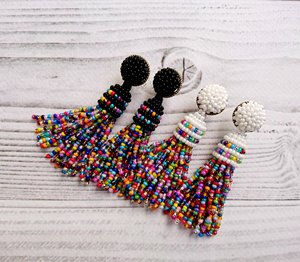 Pendientes de borlas con cuentas multicolor de 2.5 pulgadas, pendientes colgantes arcoíris hechos a mano Happiness - Product Image 1
