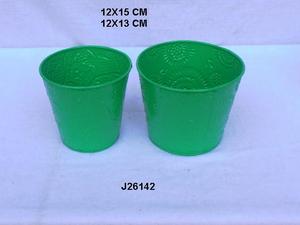 Pots de fleurs et jardinières de jardin en fer rond peint en vert de haute qualité en deux tailles avec décor de jardin à motifs en relief - Product Image 5