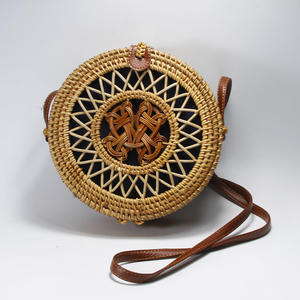 Sacs à bandoulière en rotin en osier pour femmes de style bohème de conception chaude fabriqués au Vietnam avec un décor de motif de coquille - Product Image 2