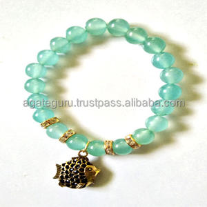 Bracelet de perles d'aigue-marine unisexe avec breloque poisson en métal - Product Image 1