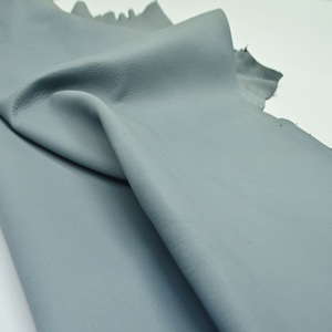 Guantes de piel de cabra con patrón de grano acabado en color gris para batear - Product Image 1