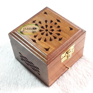 Quemador de incienso de madera tallada a mano, hecho a mano, orificios de taladro bellamente diseñados quemador bakhoor - Product Image 1