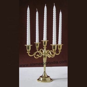 Petits candélabres en aluminium et métal à 5 bras dorés pour la décoration intérieure et les dessus de table de mariage Meilleurs prix de gros - Product Image 1