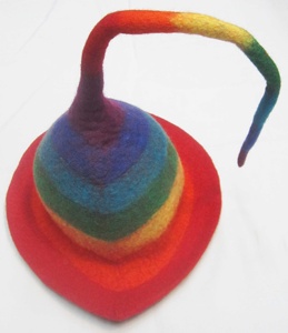 Chapeau arc-en-ciel en feutre de laine fait à la main avec motif de dessin animé certifié équitable par un producteur au Népal - Product Image 1