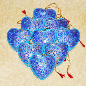 Decoración de Navidad con corazones de papel maché ecológica, adornos pintados para árbol de Navidad - Product Image 2
