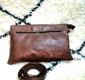 Sac à main unisexe vintage marocain en cuir véritable fait main, pochette portable économique fabriquée au Maroc avec fermeture auto-agrippante - Product Image 3