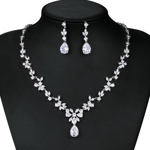 Set di Gioielli <span class=keywords><strong>da</strong></span> <span class=keywords><strong>Sposa</strong></span> Weiman con Collana e Orecchini Pendenti a Goccia e Motivo Floreale in Zirconia Cubica Lucida - Product Image 3
