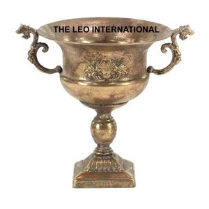 กระถางต้นไม้โลหะทรงมุมแบบโบราณ - Product Image 1