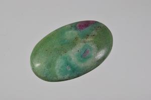 Rubis Fuchsite ovale Cabochon bijoux pendentif pierre naturelle cristal de guérison sculpté pierre précieuse dans le Style d'amour - Product Image 3