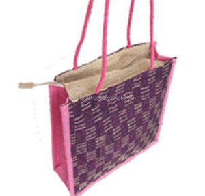 Bolsa de Compras de Yute Tejida a Mano de Diseño, con Patrón de Diamantes Grandes, Ribete Rojo, Asa de Cuerda y Cierre con Cordón - Product Image 3