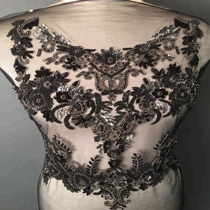 Badges brodés à la main, Patch de fleurs perlées, vêtements en dentelle, personnalisés avec paillettes rouges, fait à la main, vente en gros - Product Image 1