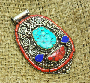 Colgante Nepalí Grande con Coral y Turquesa, Joyería Tibetana Hecha a Mano - Product Image 2