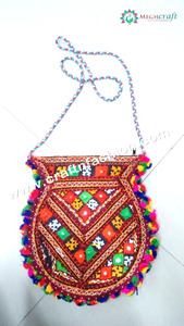 กระเป๋าสะพายข้างสไตล์กุจารัตสำหรับผู้หญิง - กระเป๋าสะพายปักลายคุชท์พร้อมพู่ห้อย - กระเป๋าวินเทจสไตล์อินเดียแบบบันจารา - Product Image 5