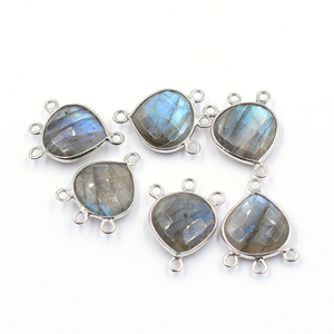 Connecteur en labradorite en forme de cœur, argent sterling 925, serti, plaqué or 18 carats, bleu et gris, facetté, fabrication artisanale de bijoux - Product Image 1