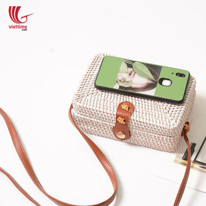 Sac à main en rotin de formes blanches bohèmes vintage avec deux poignées et décoration de pompon pour la mode de plage-Fabriqué au Vietnam - Product Image 6