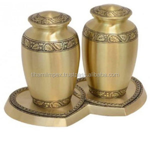 Compagnon Laiton Qualité supérieure Fabriqué à la main Manuellement et gravé Urne de crémation de qualité supérieure pour les cendres - Product Image 4
