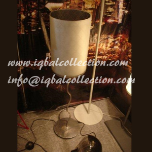 Lampe de sol LED moderne avec abat-jour en verre blanc en forme de cloche, base en métal ondulé, base E26, installation facile pour usage résidentiel - Product Image 4