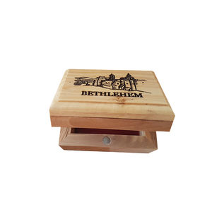 Boîte de Bethléem de style religieux en bois d'olivier - Product Image 1