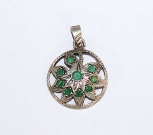 Pendentif Breloque Fleur en Émeraude Naturelle, Sertissage Clos, Argent Sterling Massif 925, Bijou Fait Main pour Cadeau, Vente en Gros - Product Image 1