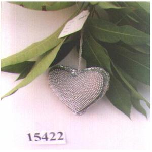 Adornos colgantes navideños con cuentas blancas en forma de corazón hechos a mano - Product Image 1