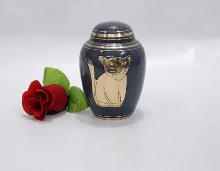 Urne gravée en laiton de chat fabriquée en Inde fabricant Designer empreinte de patte urne de crémation en laiton par rabeh exports