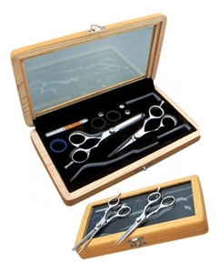 Ciseaux de coiffure de salon de coiffure professionnel avec lames japonaises en acier inoxydable droitier dans un bel étui - Product Image 1