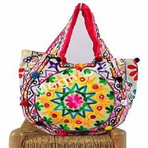 Sac à main en coton brodé multicolore de créateur avec pompons, détails perlés, fermeture à glissière, deux poignées, style bohème, unisexe - Product Image 5