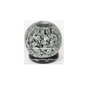 Magnifiques bougeoirs en pierre de savon noire de forme ronde - Product Image 1
